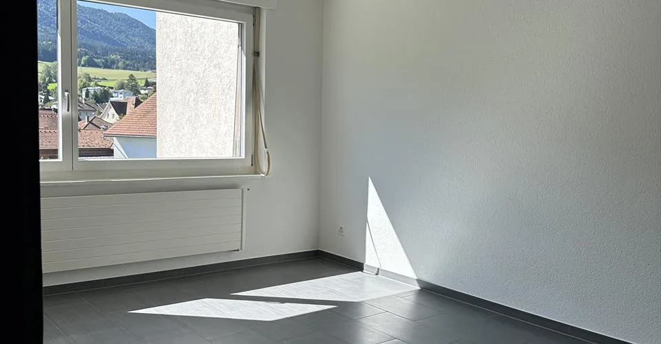 Appartement de 3,5 pièces rénové au dernier étage.