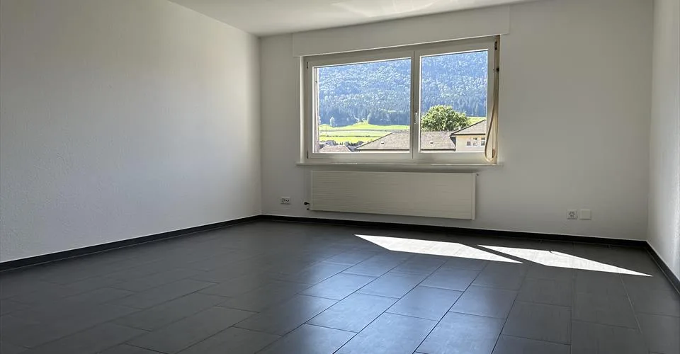 Appartement de 3,5 pièces rénové au dernier étage.