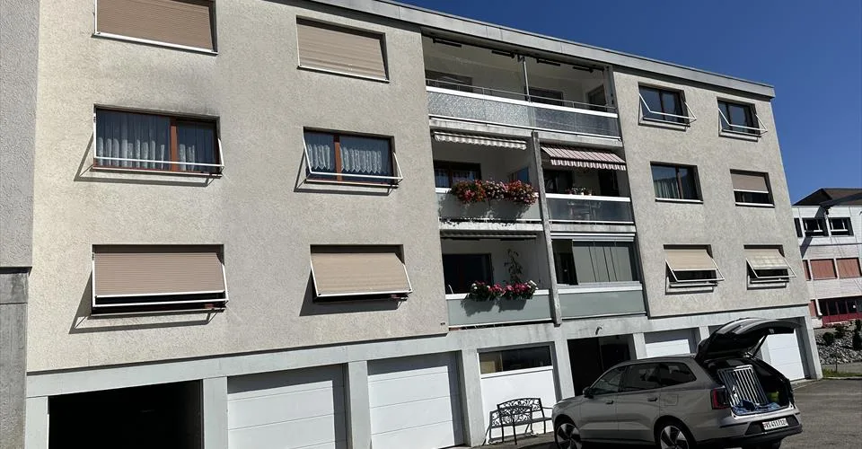 Appartement de 3,5 pièces rénové au dernier étage.