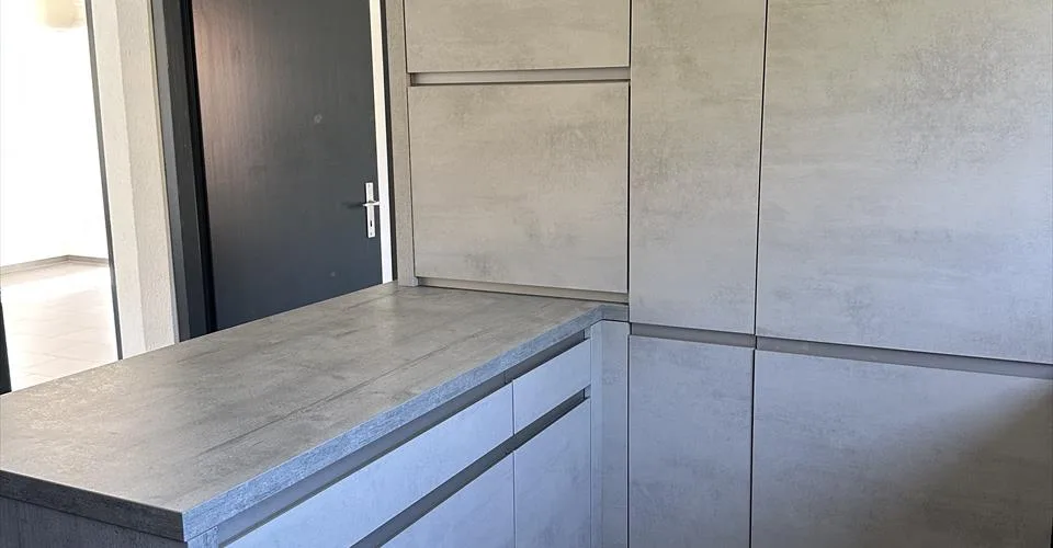 Appartement de 3,5 pièces rénové au dernier étage.
