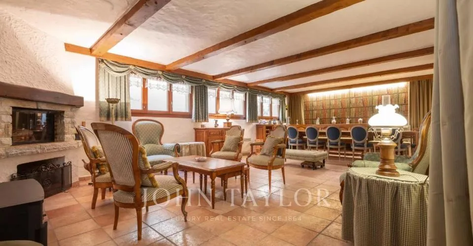 Rare opportunité : 2 chalets sur un propriété de 2789m2