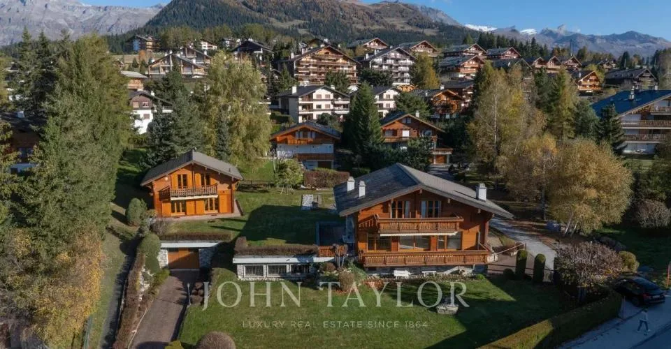 Rare opportunité : 2 chalets sur un propriété de 2789m2