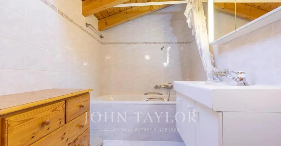 Rare opportunité : 2 chalets sur un propriété de 2789m2