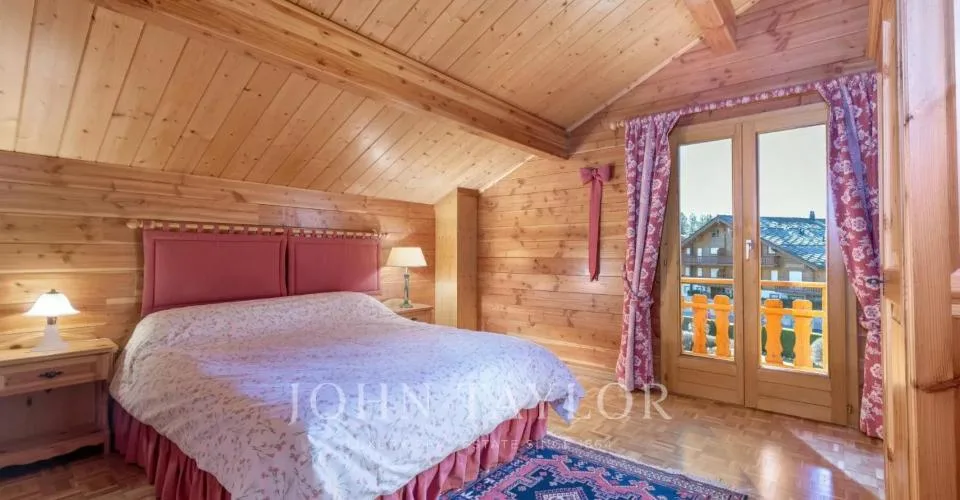 Rare opportunité : 2 chalets sur un propriété de 2789m2
