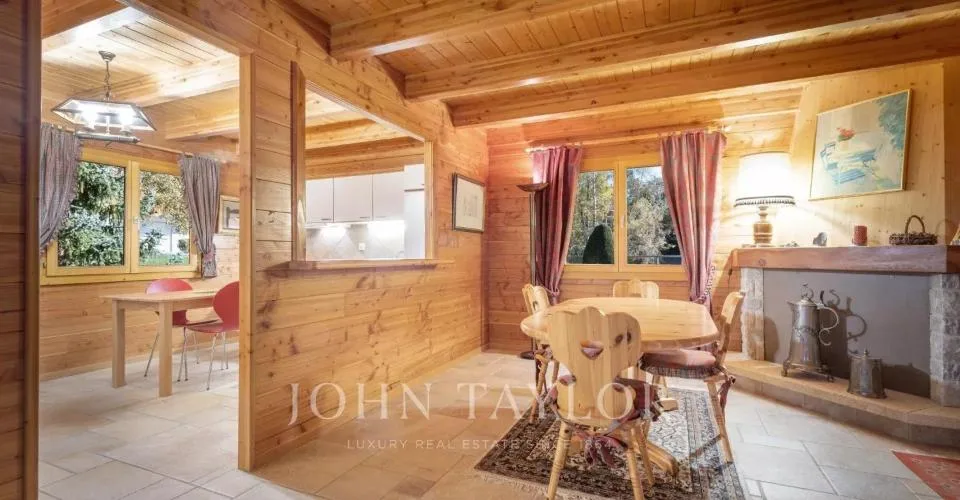 Rare opportunité : 2 chalets sur un propriété de 2789m2