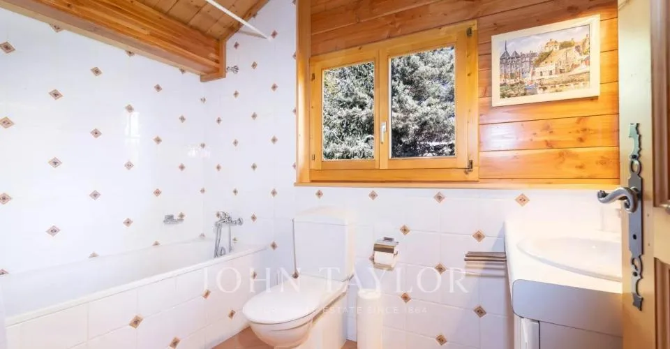 Rare opportunité : 2 chalets sur un propriété de 2789m2