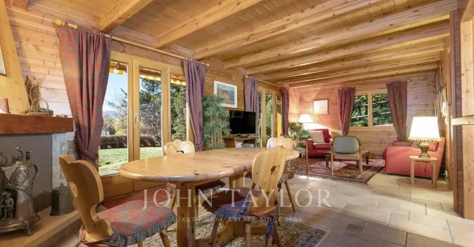 Rare opportunité : 2 chalets sur un propriété de 2789m2