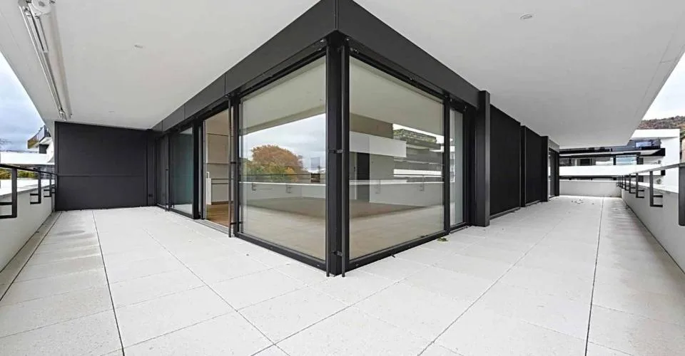Luxuriöse 4.5-Zimmer-Wohnung mit überdachtem Balkon – Foto 8 von 13