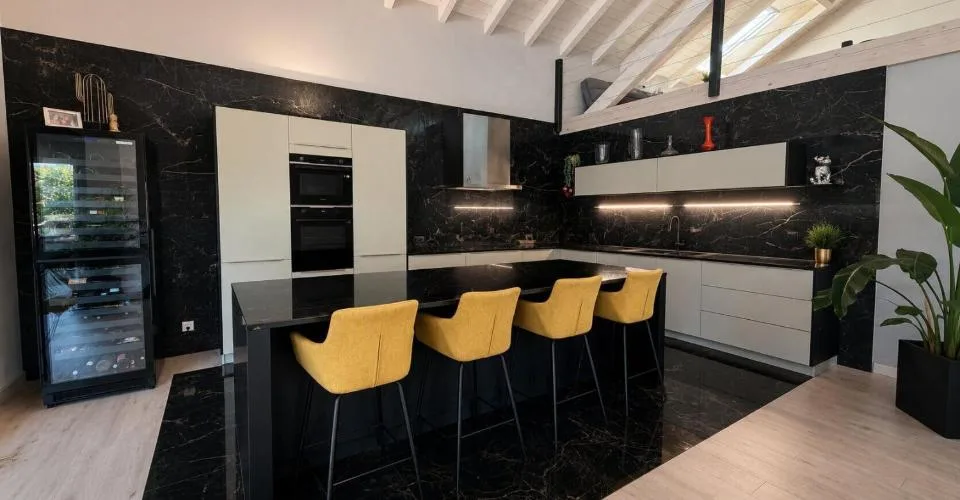 Villa de 6 pièces de 320 m² habitables à vendre à Miécourt