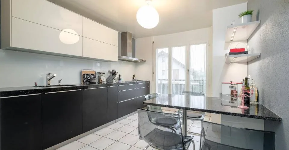 Spacieux duplex en attique de 235 m² entièrement rénové