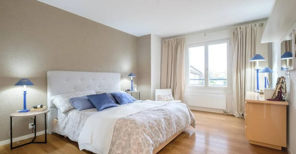 Spacieux duplex en attique de 235 m² entièrement rénové