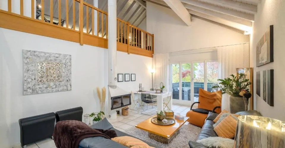 Spacieux duplex en attique de 235 m² entièrement rénové