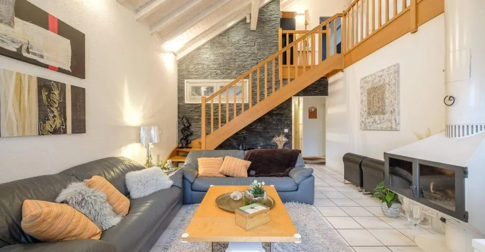 Spacieux duplex en attique de 235 m² entièrement rénové