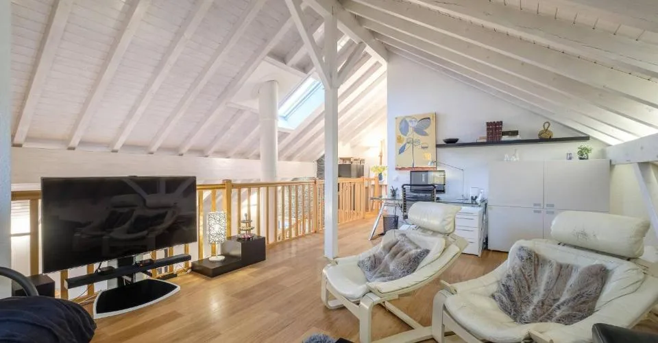 Spacieux duplex en attique de 235 m² entièrement rénové