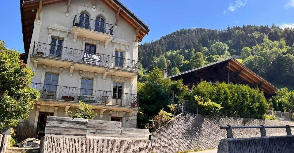 Immeuble d'habitation de deux logements à rénover – Foto 3 von 12