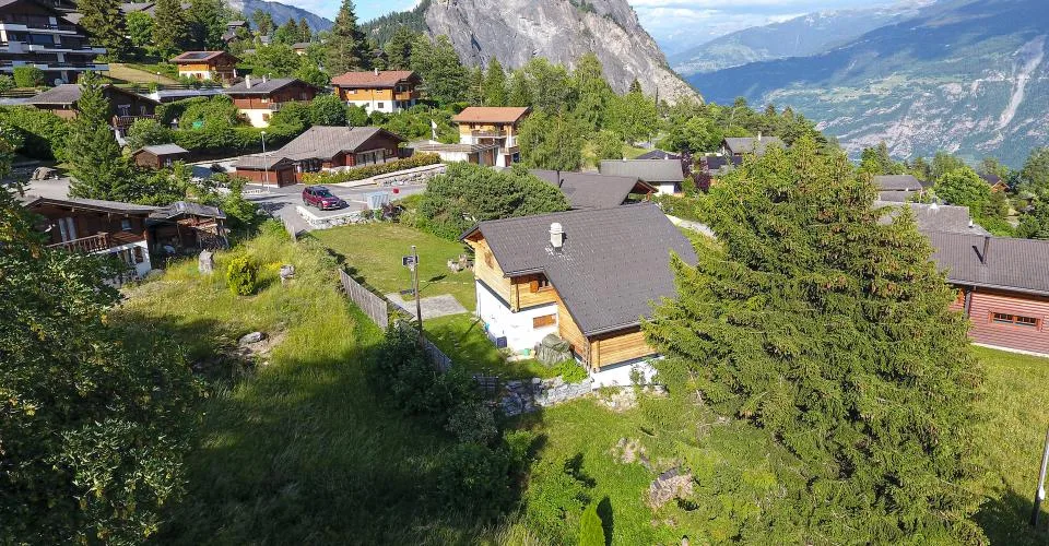Chalet magnifiquement rénové sur une très belle parcelle plate à Ovronnaz/VS