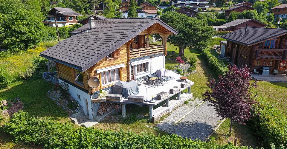 Chalet magnifiquement rénové sur une très belle parcelle plate à Ovronnaz/VS