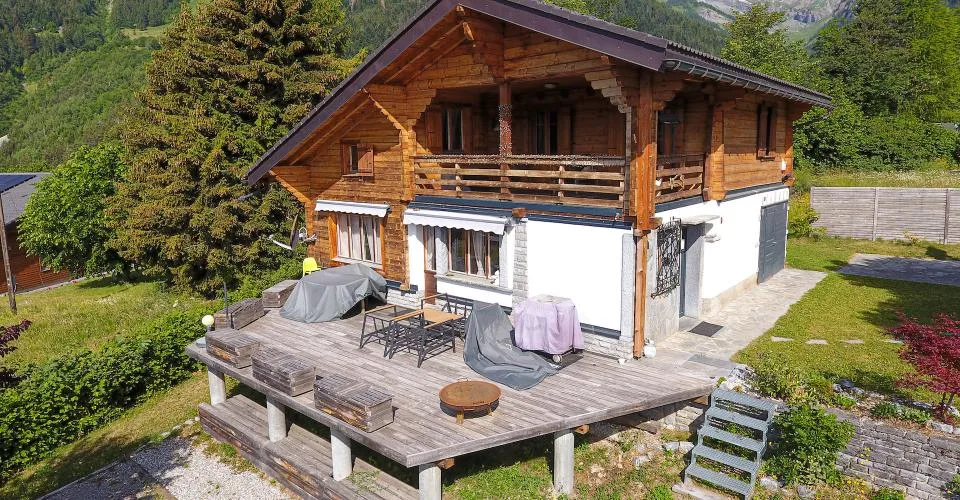 Chalet magnifiquement rénové sur une très belle parcelle plate à Ovronnaz/VS