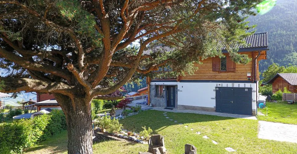 Chalet magnifiquement rénové sur une très belle parcelle plate à Ovronnaz/VS