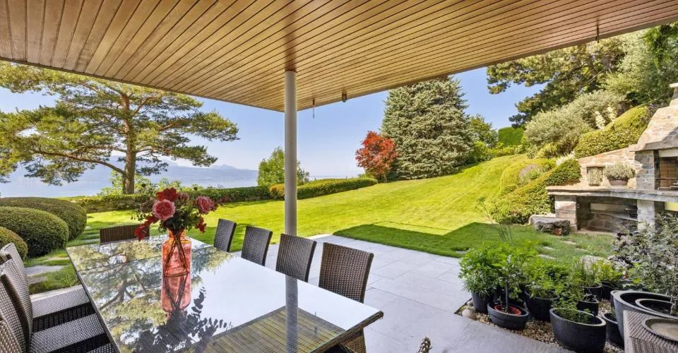 Une oeuvre architecturale suspendue entre ciel et lac