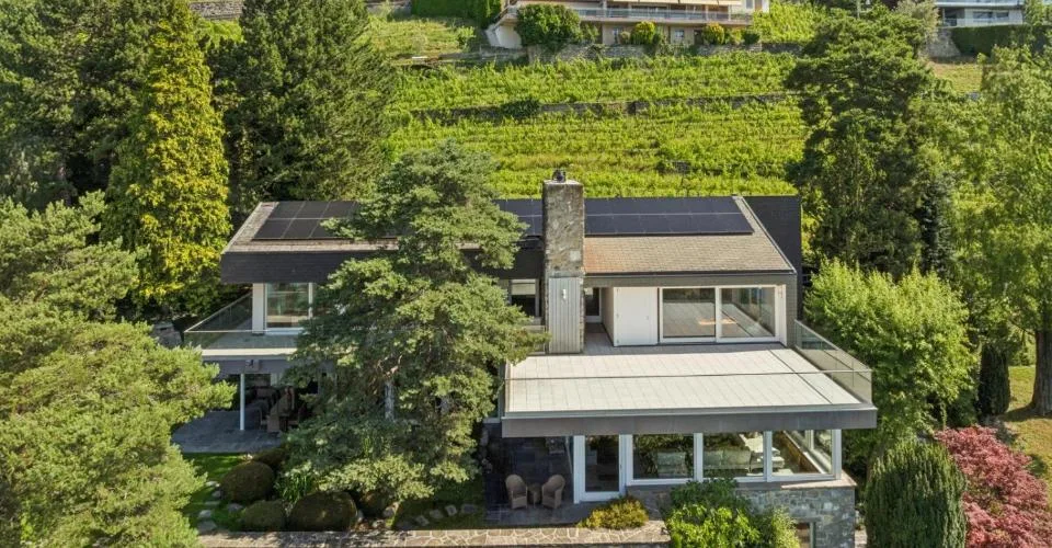 Une oeuvre architecturale suspendue entre ciel et lac