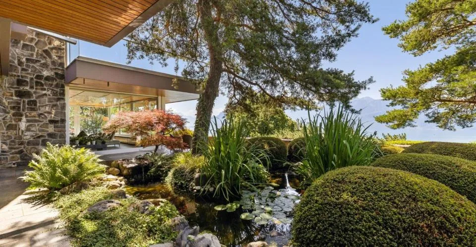Une oeuvre architecturale suspendue entre ciel et lac