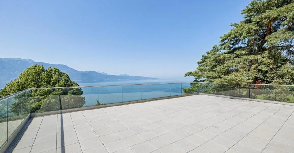 Une oeuvre architecturale suspendue entre ciel et lac