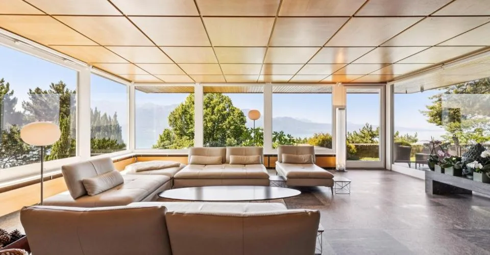 Une oeuvre architecturale suspendue entre ciel et lac
