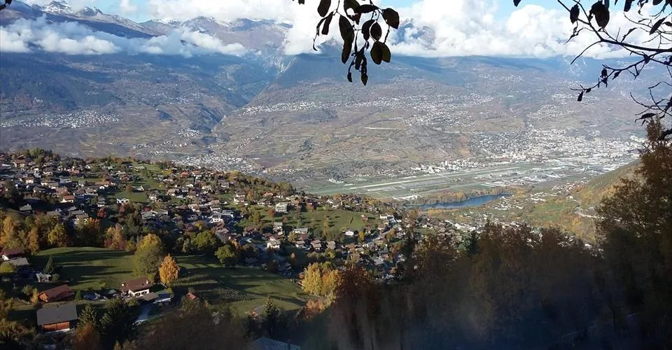 Terrain constructible, libre de mandat à côté du Bisse – photo 3 sur 15