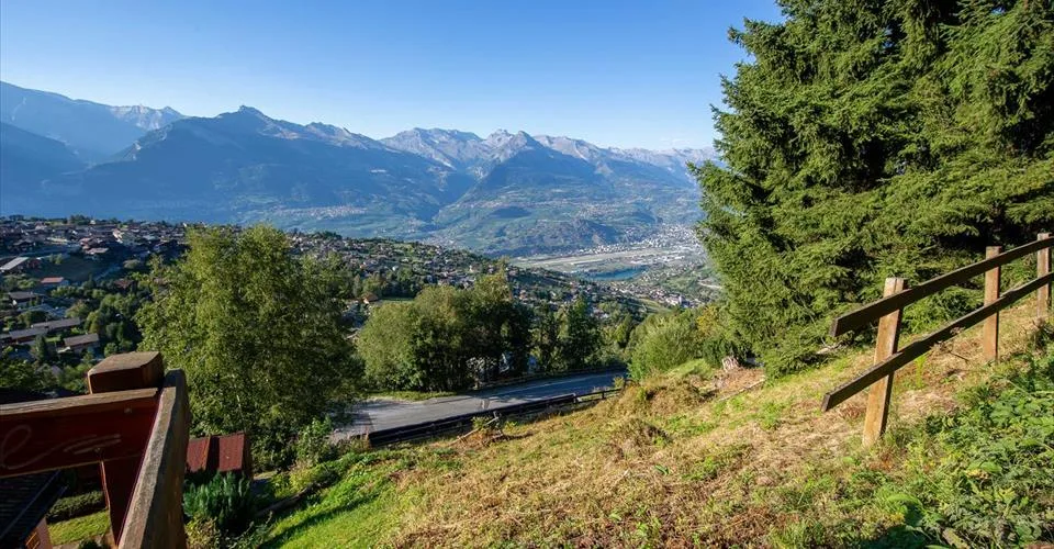 Terrain constructible, libre de mandat à côté du Bisse – photo 4 sur 15