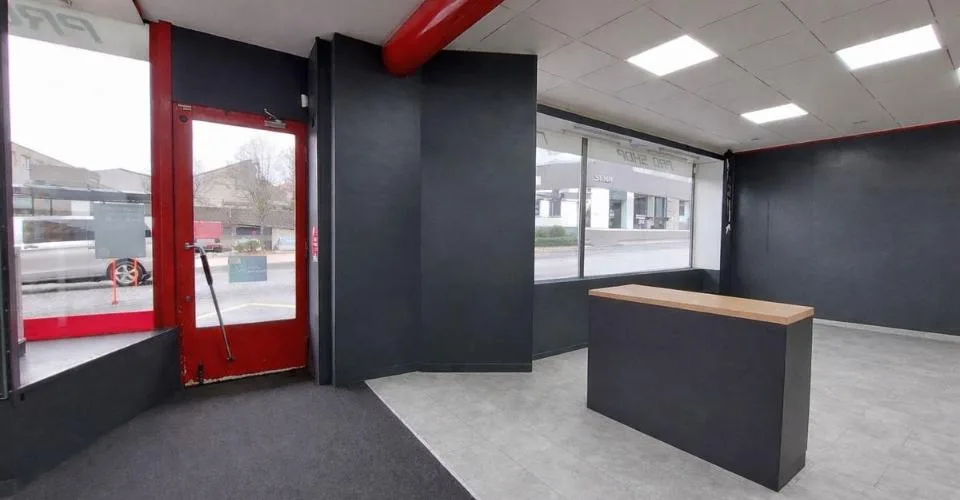 SUPERBE SURFACE COMMERCIALE DE 470M² SUR UN AXE TRÈS FRÉQUENTÉ – photo 2 sur 8