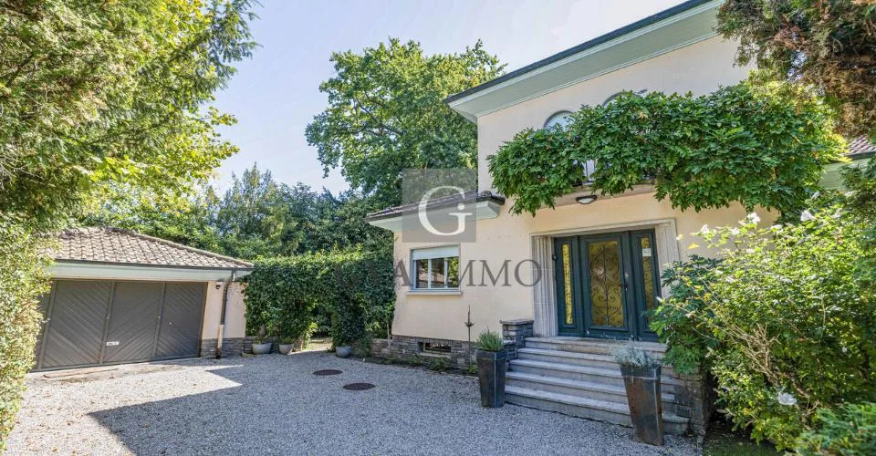 Villa de charme avec jardin paysager et piscine à Chêne-Bougeries