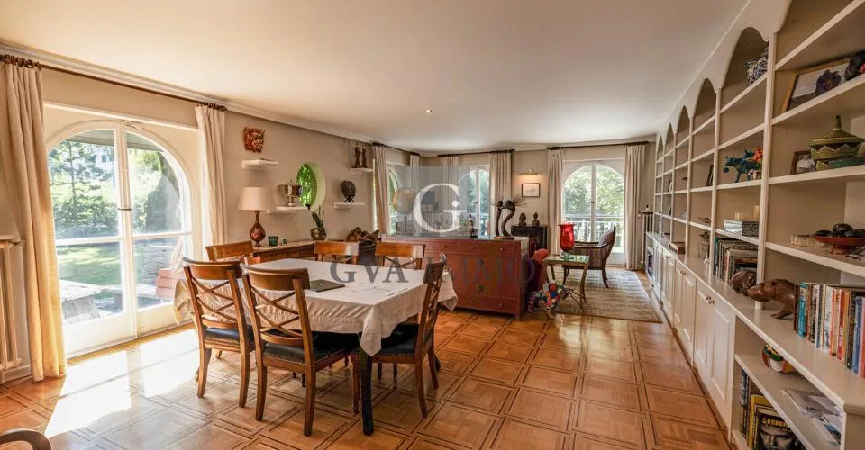 Villa de charme avec jardin paysager et piscine à Chêne-Bougeries