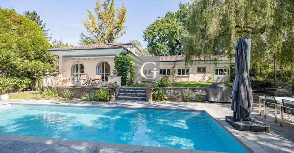 Villa de charme avec jardin paysager et piscine à Chêne-Bougeries