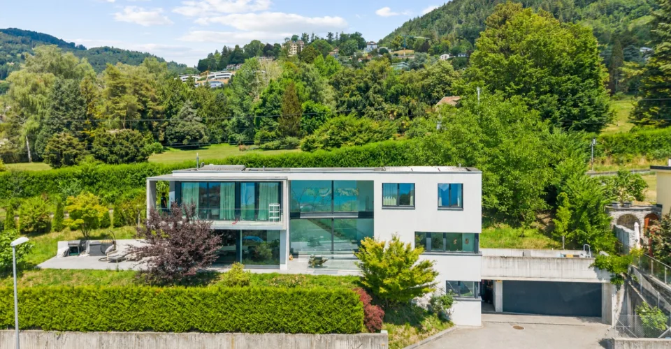 Vue panoramique pour cette villa contemporaine