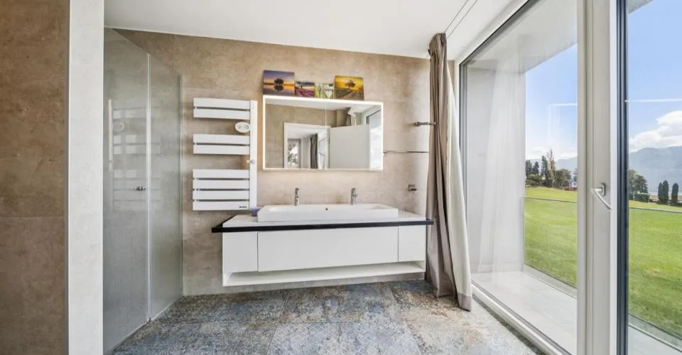 Vue panoramique pour cette villa contemporaine