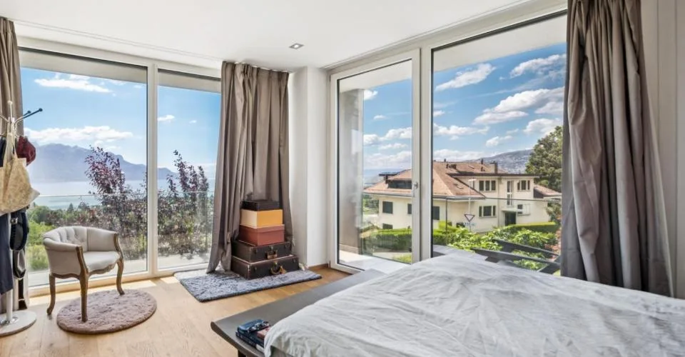 Vue panoramique pour cette villa contemporaine