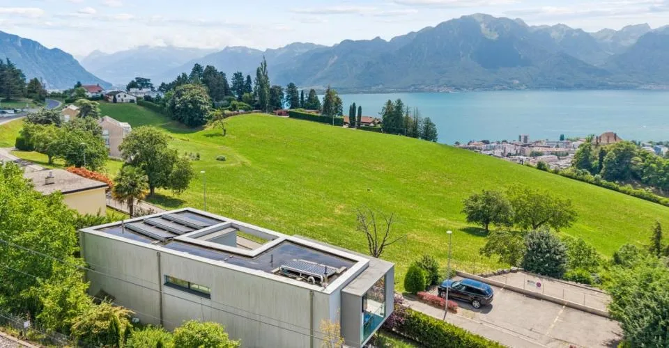 Vue panoramique pour cette villa contemporaine