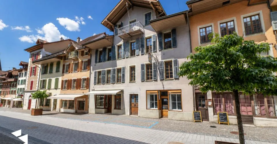 Fehr Immobilien - Wohn- und Gewerbeliegenschaft mit Renovationsbedarf