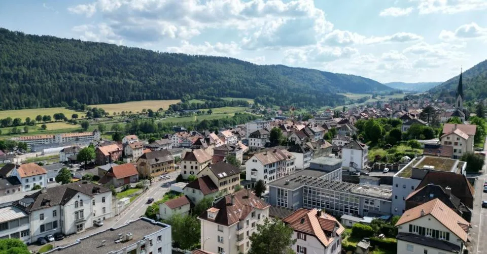 St-Imier, immeuble 8 app, 6 garages - 5.7% rendement - entièrement loué – foto 4 di 5