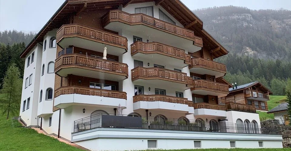 Iris A appartement exclusif de 4,5 pièces dans un emplacement privilégié avec cheminée, belle vue panoramique sur les montagnes – Foto 4 von 4