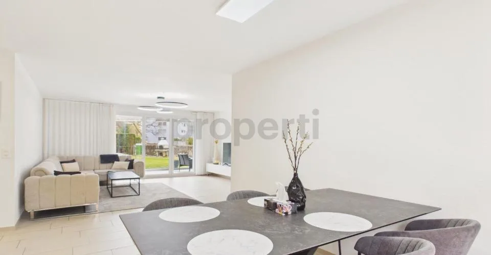 Appartement moderne de 5,5 pièces avec jardin de 290m2 à Wetzikon – photo 2 sur 13