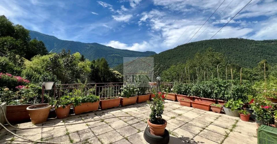 Habitation avec grange attenante sur parcelle agricole et forestière de plus de 56'000 m2