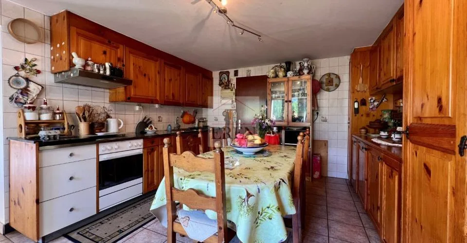 Habitation avec grange attenante sur parcelle agricole et forestière de plus de 56'000 m2