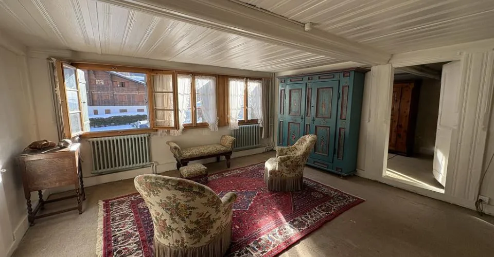 Demi-chalet à rénover avec grande grange