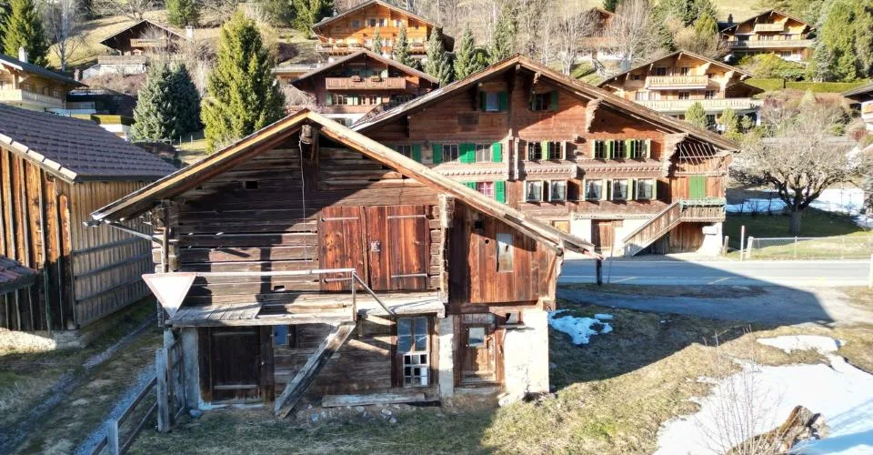 Demi-chalet à rénover avec grande grange