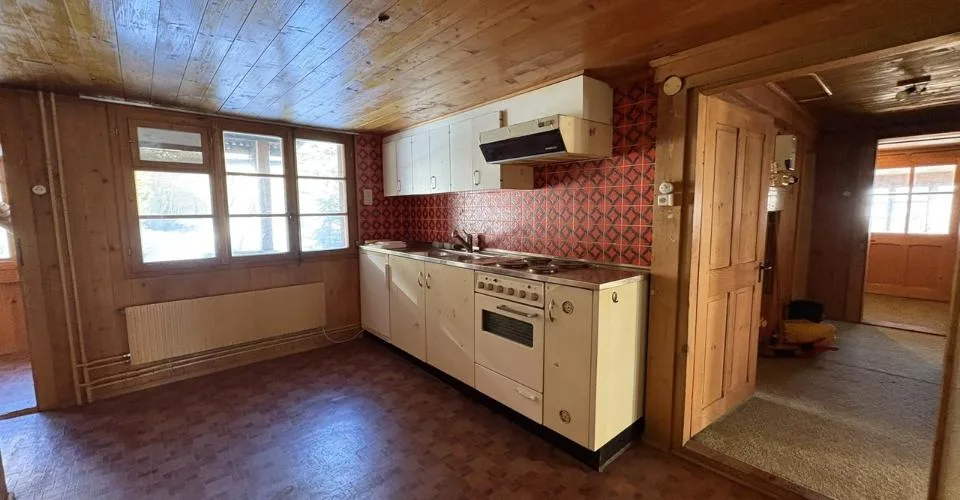Demi-chalet à rénover avec grande grange