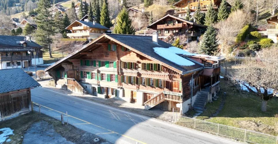 Demi-chalet à rénover avec grande grange