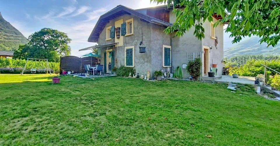 Pramagnon, maison familiale de 230m2 avec pelouse et places de parc extérieures