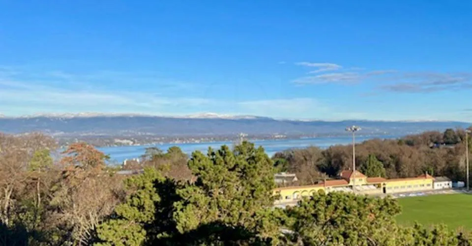 Élégance contemporaine avec vue panoramique sur le lac à Cologny